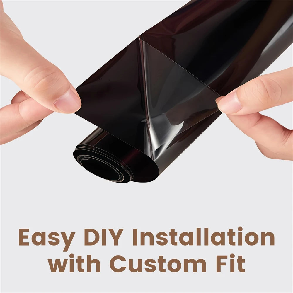 Eine Hand appliziert eine Rolle getönter Folie auf ein Auto-Fenster für einfache DIY-Installation.