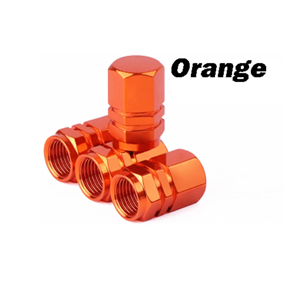 Tapones de válvula de llanta de aluminio naranja y duradero en vista de cerca.