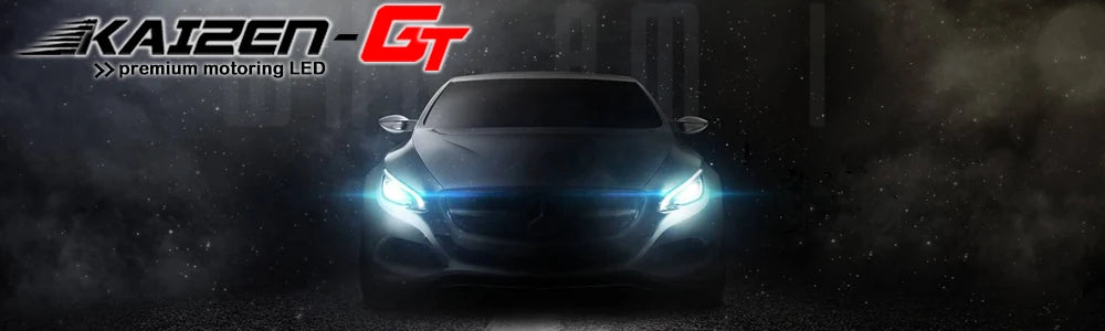 Primer plano de la parte delantera de un coche con luces diurnas LED azules brillantes y luces antiniebla.