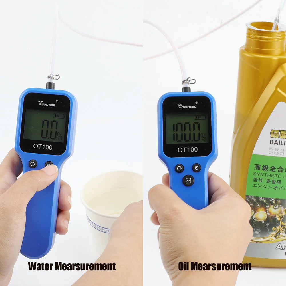 Des mains tiennent un testeur numérique bleu mesurant de l'eau et de l'huile dans un récipient jaune.