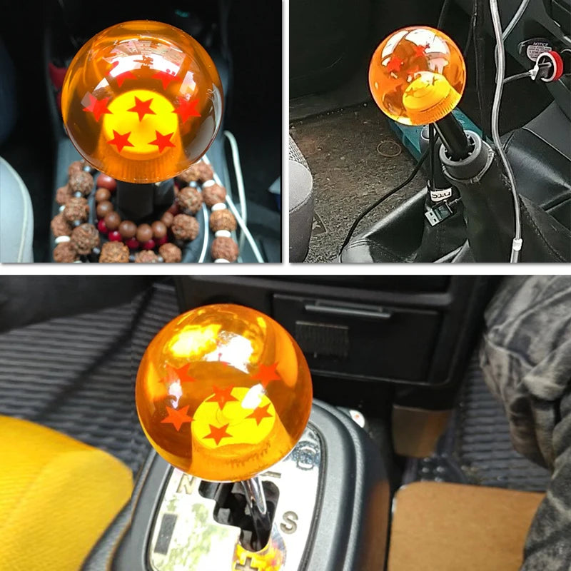 Primer plano de una palanca de cambios universal para auto, con una bola redonda de color ámbar.