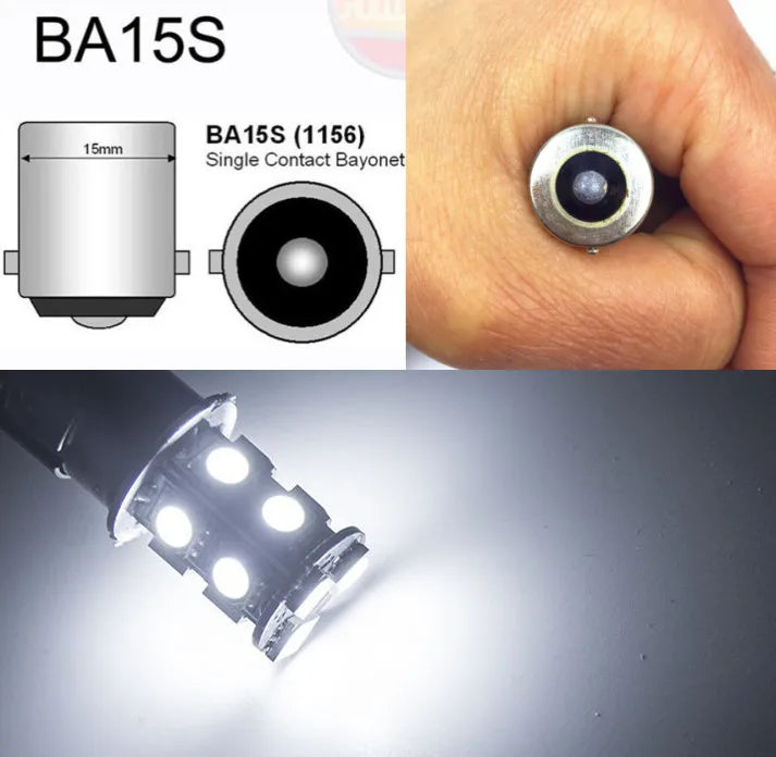 Vista cercana de una bombilla de bayoneta de contacto único BA15S y un indicador LED iluminado.