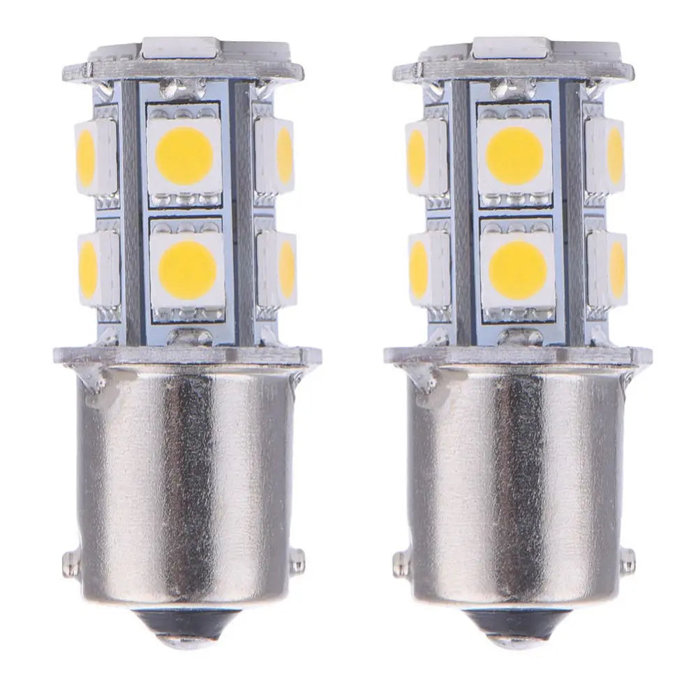 Un par de bombillas indicadoras LED blancas cálidas de alto rendimiento con bases de plata y múltiples fuentes de luz amarill