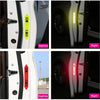 Comparaison des vues de jour et de nuit des autocollants de sécurité réfléchissants universels sur un véhicule.