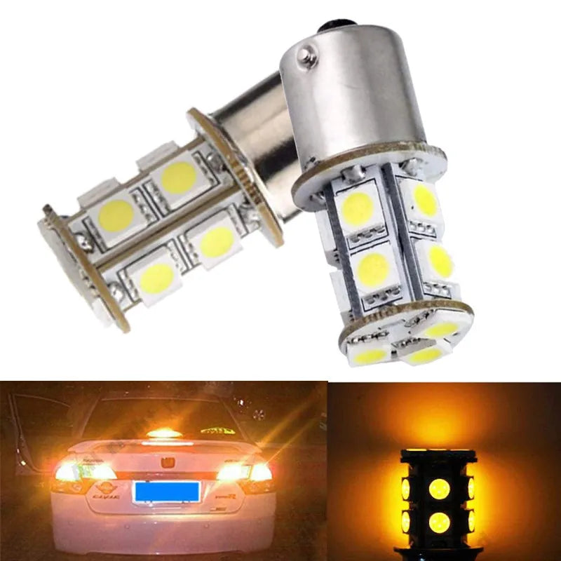 Vista cercana de bombillas indicadoras LED blancas cálidas de alto rendimiento y un conjunto de faro de coche.