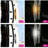 Deux images montrant des autocollants de sécurité réfléchissants universels installés sur une portière de voiture, en plein j
