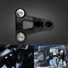 Support universel téléphone moto noir sur fond de fibre de carbone, installé sur une Harley Touring bi