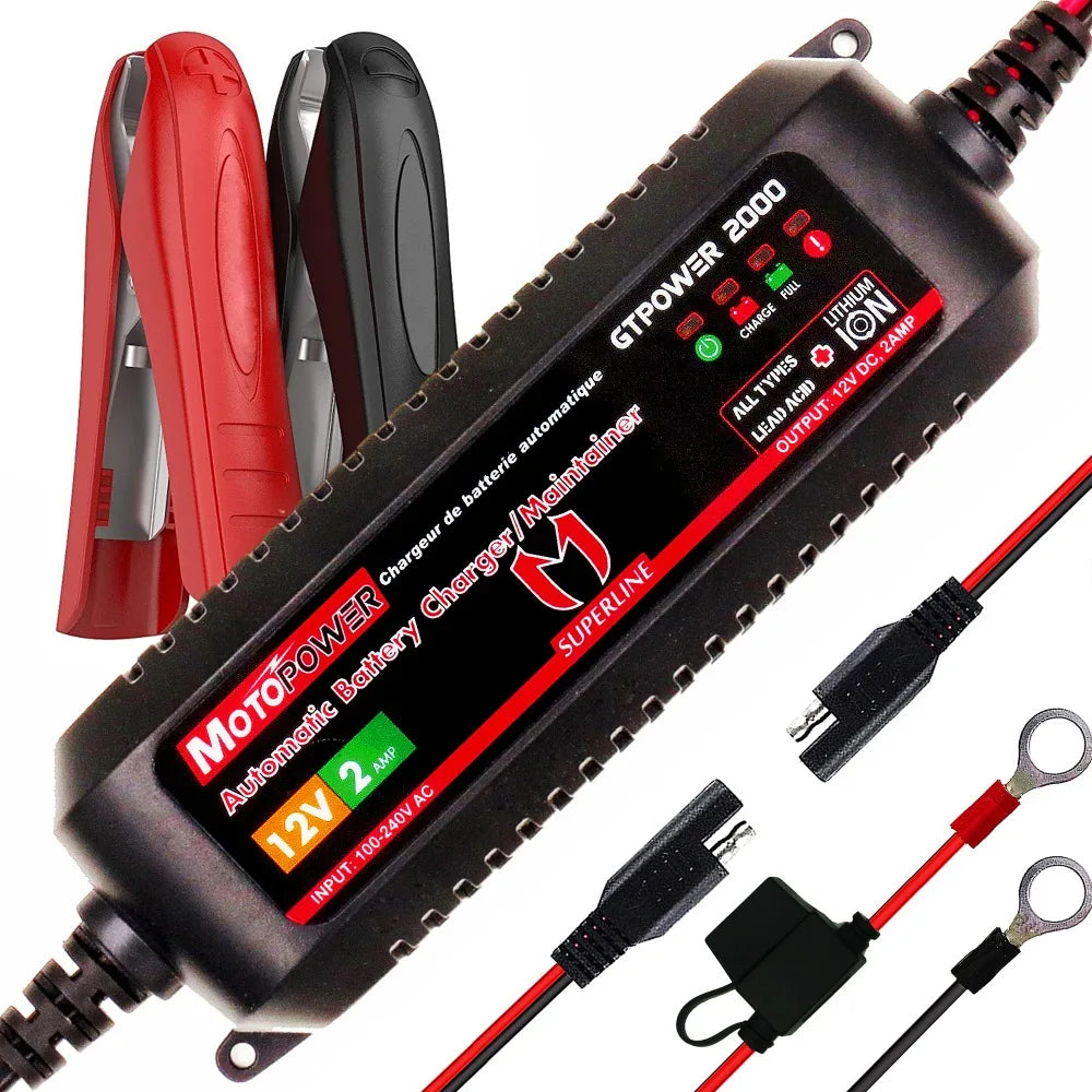 Schwarzer Motorradbatterieladegerät mit roten und schwarzen Komponenten, Kabeln und einer Batterie