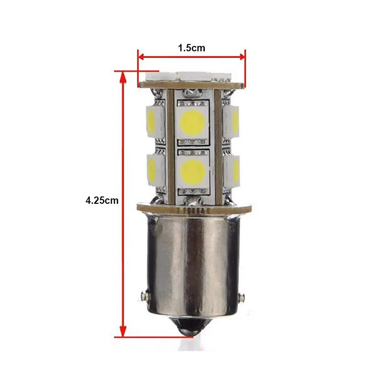 Vista cercana de una bombilla indicadora LED blanca cálida de alto rendimiento con base de metal y múltiples fuentes de luz.