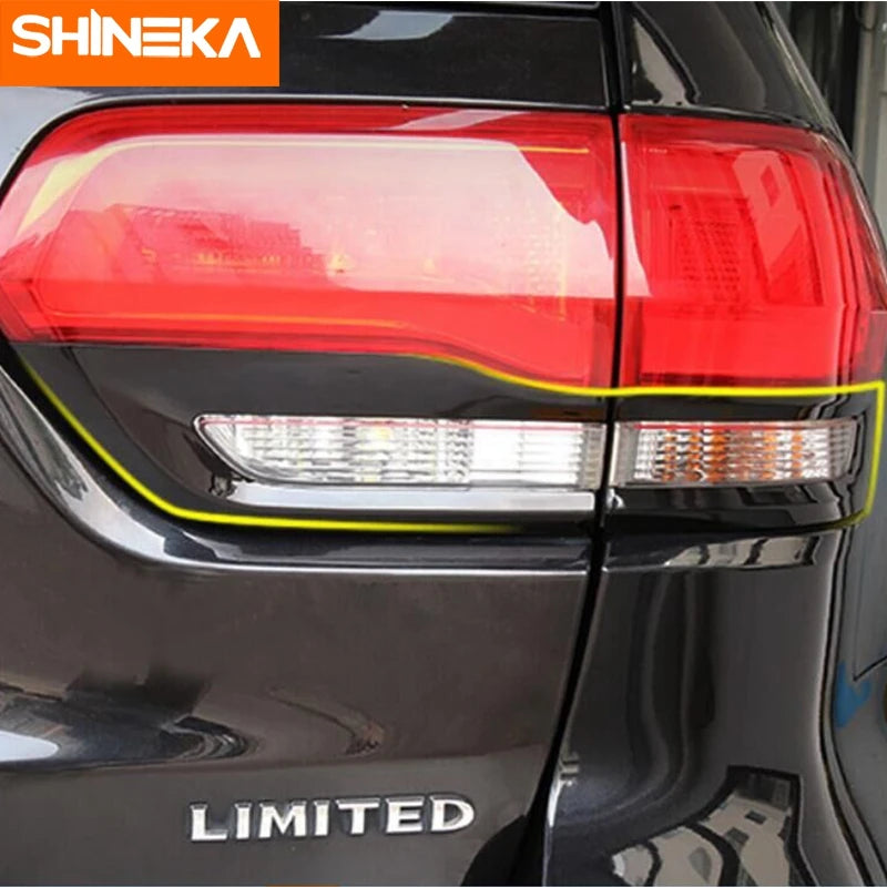 لقطة مقربة لمجموعة مصابيح خلفية لسيارة سوداء مع حماية صفراء وكلمة مقتصر مرئية على الهيكل.