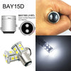 Vista cercana de una bombilla de bayoneta doble BAY15D DC marina y una bombilla indicadora LED.