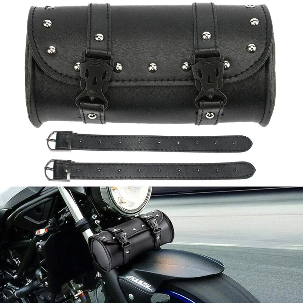 Schwarze Kunstleder-Motorrad-Satteltaschen an einem Cruiser-Motorrad montiert.