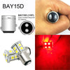 Vista cercana de una bombilla de bayoneta de doble contacto BAY15D y una bombilla indicadora LED.