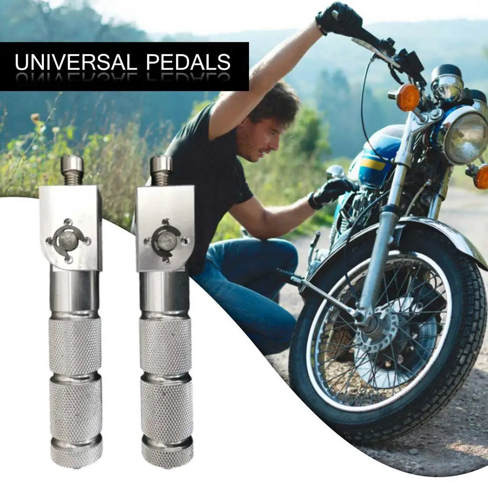 Un motard installe des patins de pied universels sur une moto.