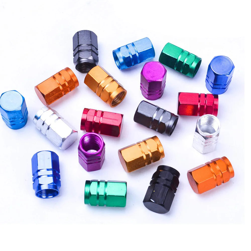Una colección de tapones de válvulas de llanta de aluminio coloridos en varios acabados y formas.