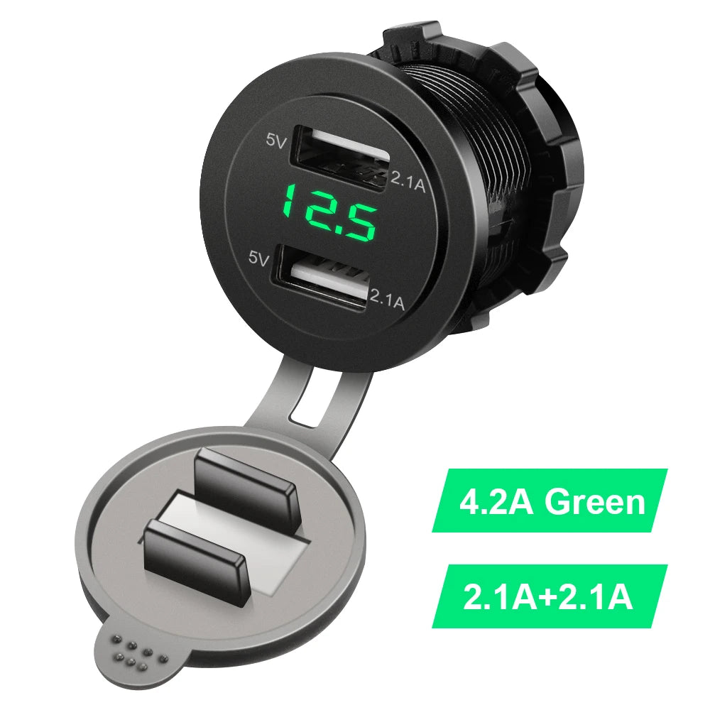 Schwarzer Dual-USB-Auto-Ladegerät mit Anzeige für 12,5 Volt und 2,1 Ampere.