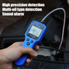Une main tient un appareil de test de liquide moteur et de frein bleu avec alarme, connecté au compartiment moteur d'un véhic