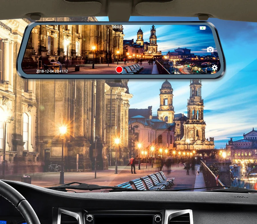 Vue intérieure d'une voiture montrant une caméra double dashcam avec écran tactile affichant un paysage urbain de nuit.