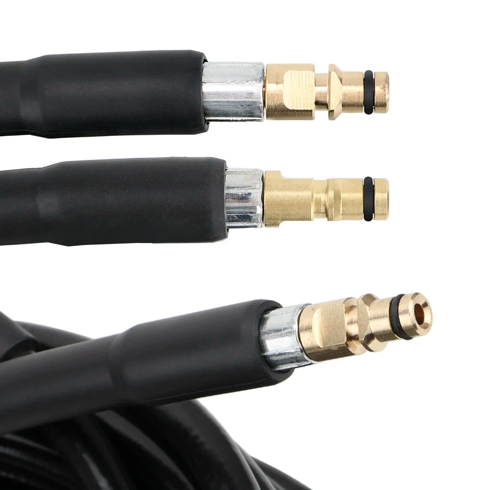 Gros plan sur les raccords et fixations de tuyaux de nettoyeurs haute pression Kärcher