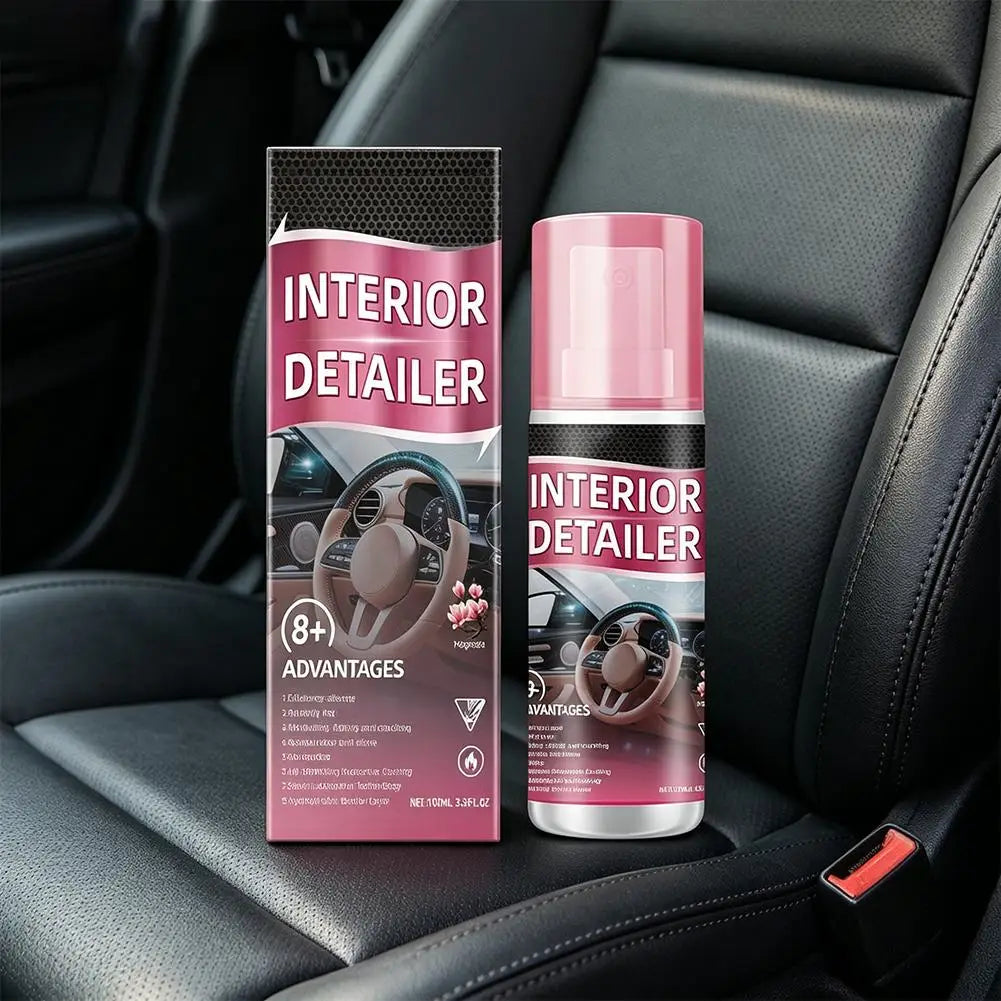 Eine Flasche Interior Detailer Spray neben ihrer Verpackung, in einem Auto-Innenraum.