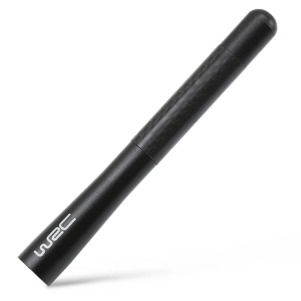 Antena de radio de fibra de carbono negra mostrada en diagonal contra un fondo blanco.