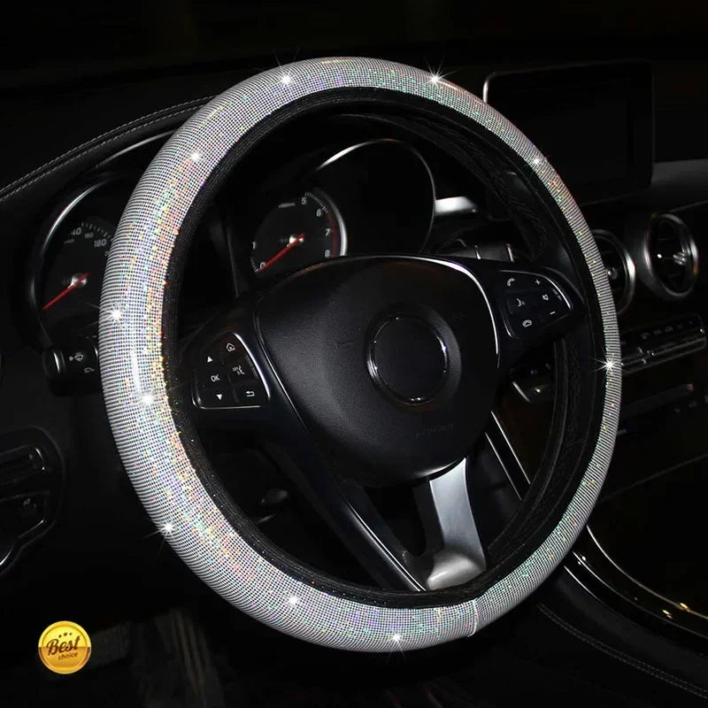 Nahaufnahme eines schwarzen Lenkrads, bedeckt mit funkelndem Kristall-Diamantmaterial.