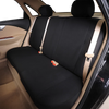 Innenansicht eines Autositzes mit schwarzen Sitzschutzbezügen und helle beige Polsterung.