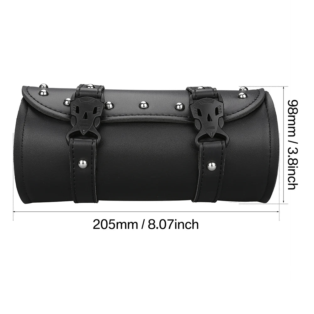 Schwarze Kunstleder-Motorrad-Satteltaschen mit silberner Hardware und Lederriemen.