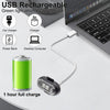 USB-rechargeable LED-Stroboskoplicht neben verschiedenen Geräten wie einem Auto-Ladegerät, einer Powerbank und einem Laptop