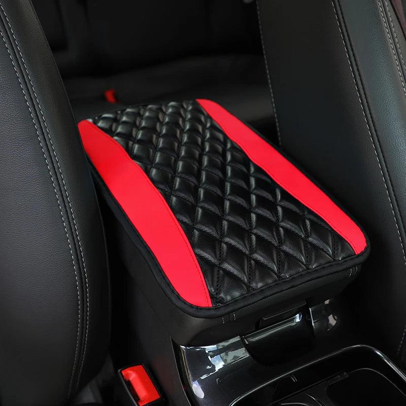 Schwarze gesteppte Armlehnenabdeckung mit roter Akzent im Innenraum eines Fahrzeugs.