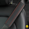 Gros plan d'une housse pour ceinture de sécurité en cuir PU noir embossé avec des coutures rouges sur un siège de voiture noi