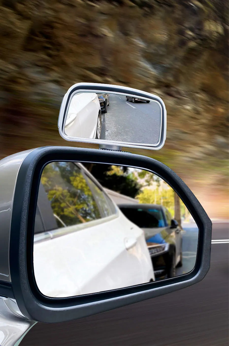 Miroir convexe monté sur un véhicule, montrant la vue extérieure et l'environnement environnant.