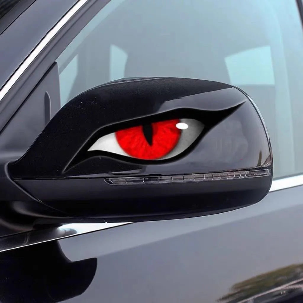 Nahaufnahme von schwarzen, dreidimensionalen, reflektierenden Augen mit roten Iris auf einem Autospiegel.