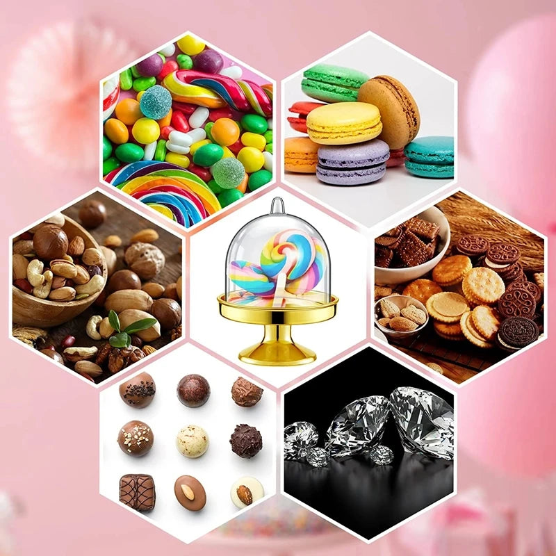 Sechseckige Anzeige mit bunten Mini-Süßigkeiten und Cupcakes auf einem Ständer.