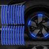Bandes et autocollants bleus lumineux sur une roue de voiture, suggérant des autocollants réfléchissants pour roues de voitur