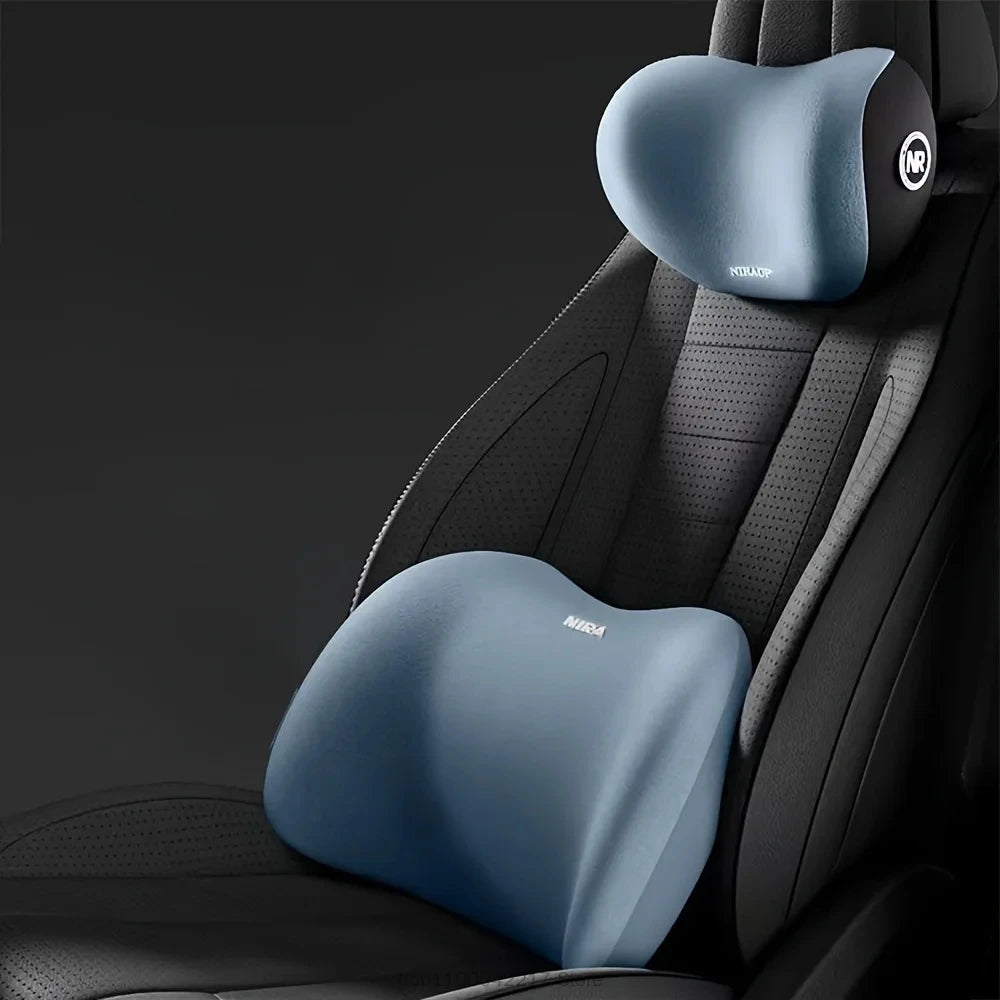 Helles blaues ergonomisches Auto-Kopfstütze- und Lendenstützkissen in einem schwarzen Autersitz.