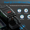 Schwarzer Dual QC3.0 USB-Schnellladegerät, das ein Smartphone lädt (12,3V, 18W).