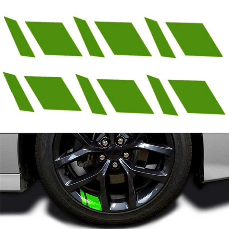 Decales reflectantes verdes aplicadas al cubo de una rueda de coche.
