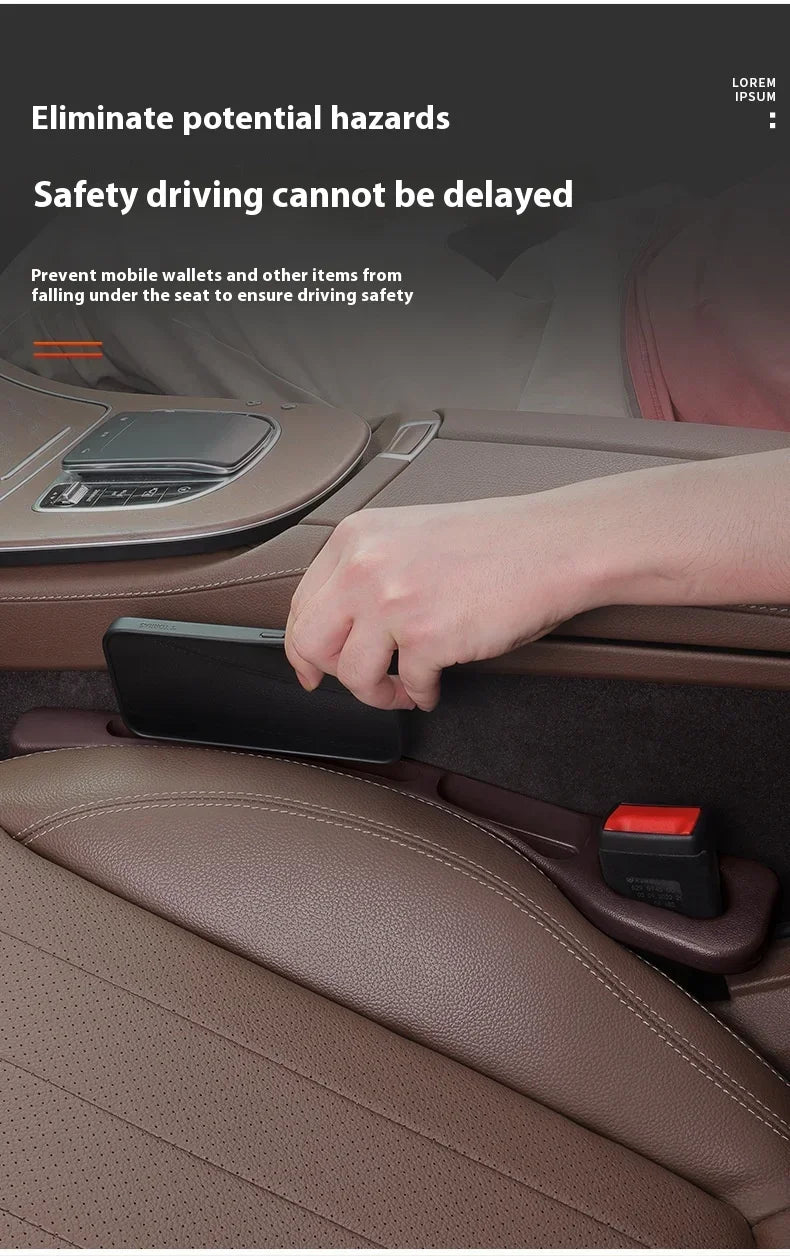 Une main place un smartphone sur une bande de rangement dans l'espace d'un siège de voiture pour la sécurité.