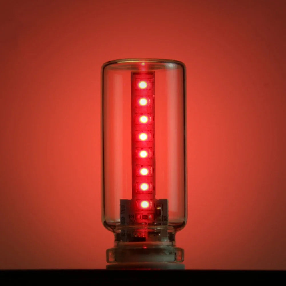 Glasröhrchen mit rotem LED-Streifen, leuchtend rot, vor rotem Hintergrund.
