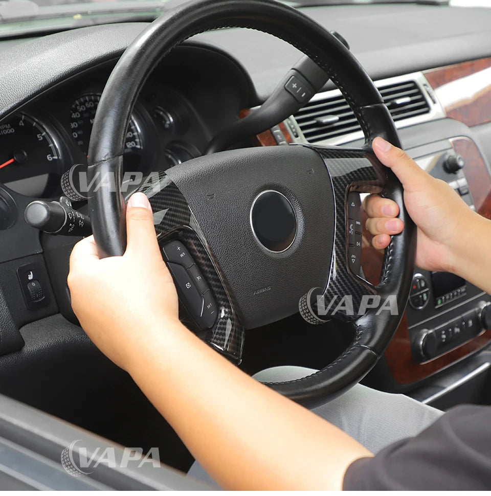 Une main tient un cache de volant personnalisé pour l'intérieur d'un véhicule.