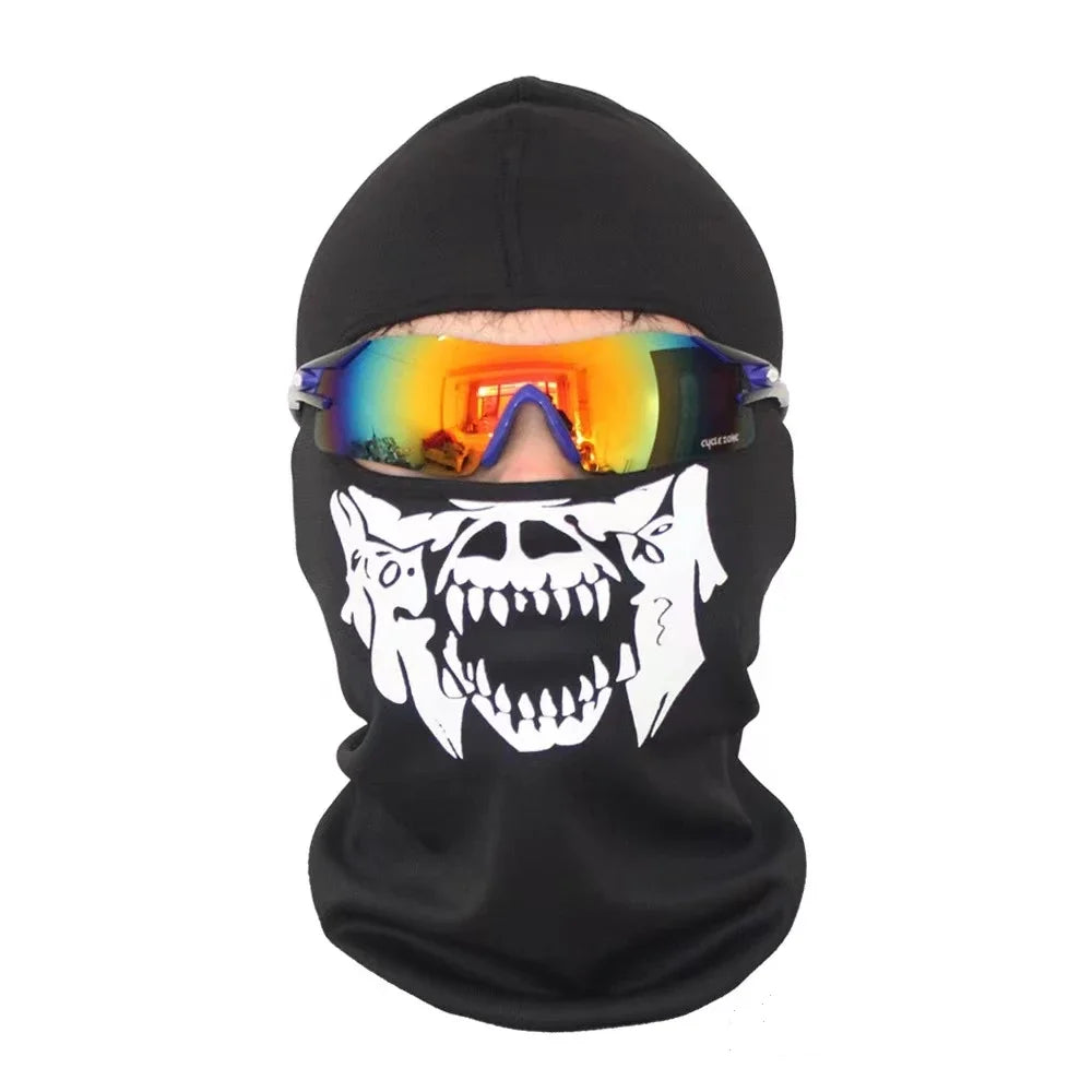 Balaclava noire couvrant tout le visage avec des lunettes teintées d'orange portées par une personne.