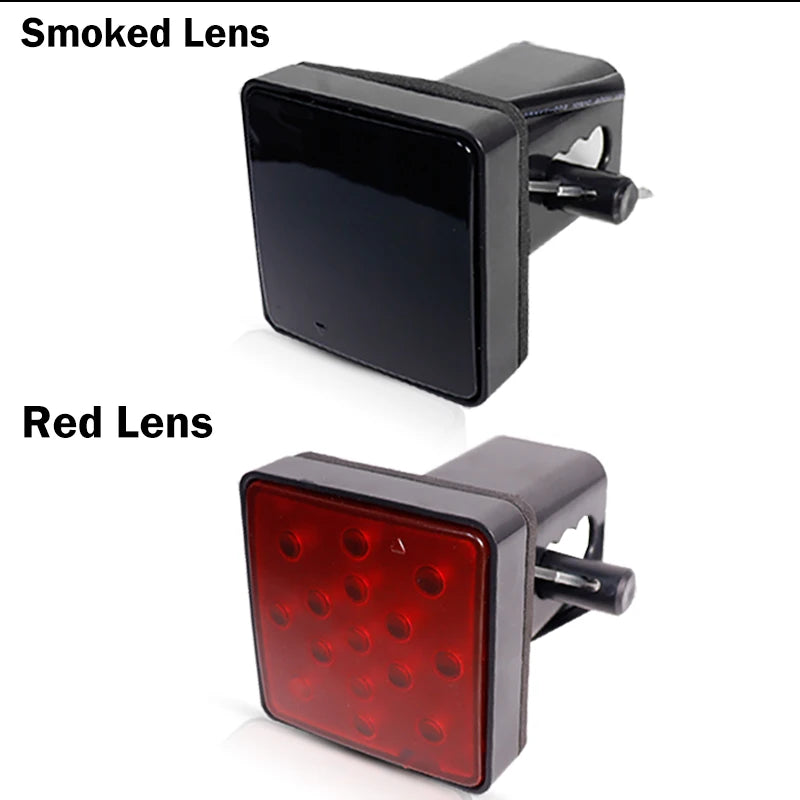 Comparaison d'un couvre-feu LED de frein noir fumé et d'un rouge pour une attache de remorque de 2 pouces.
