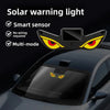 Una luz de advertencia solar con sensor inteligente y función multimodo instalada en una ventana del coche.