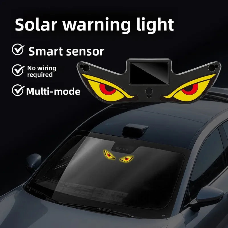 Una luz de advertencia solar con sensor inteligente y función multimodo instalada en una ventana del coche.