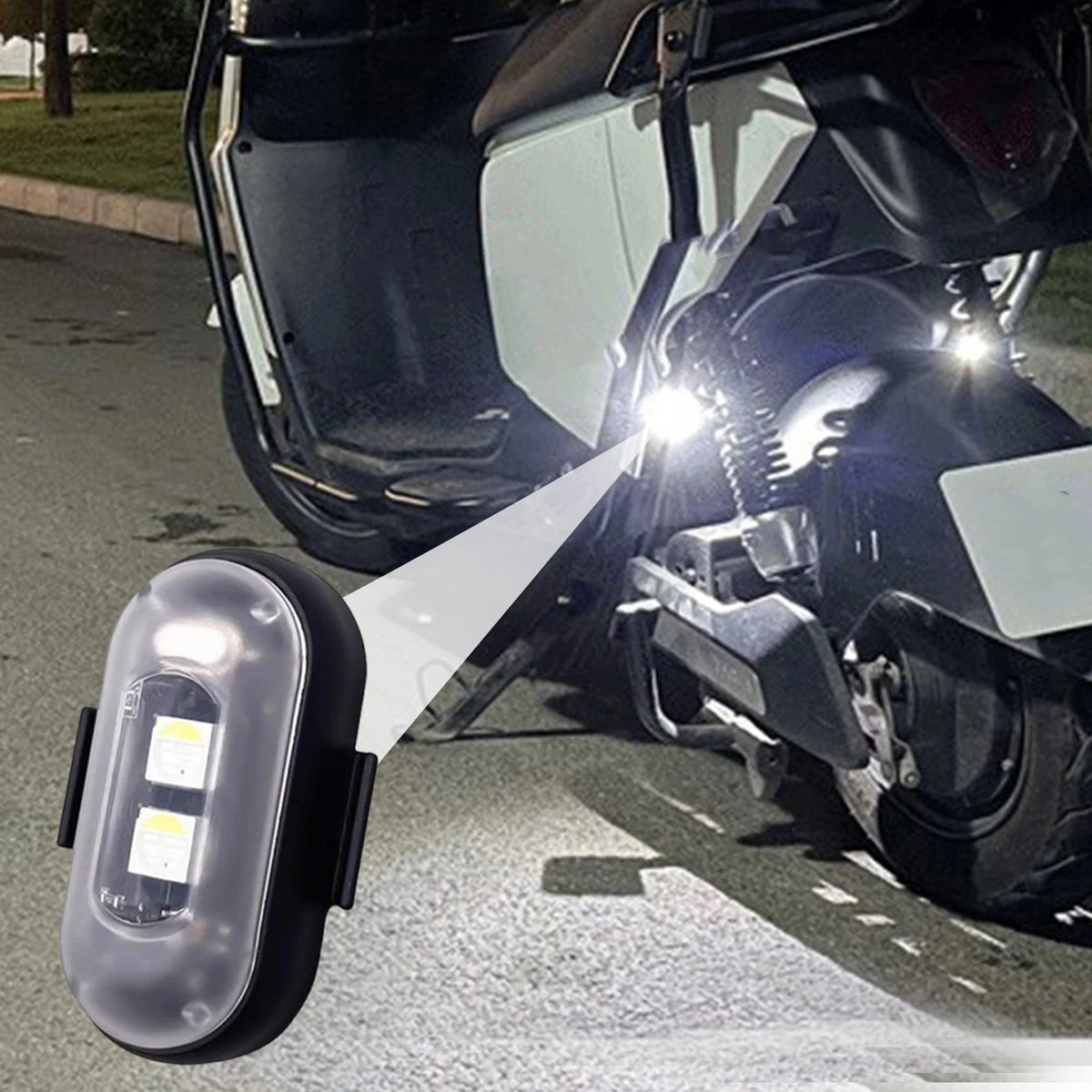 Nahaufnahme eines weißen Motorrads oder Fahrzeugs mit einer montierten drahtlosen LED-Strobosleuchte an der Seite.
