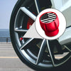 Nahaufnahme eines roten Reifenventilsdeckels mit amerikanischem Flaggen-Design auf einem Auto-Rad.