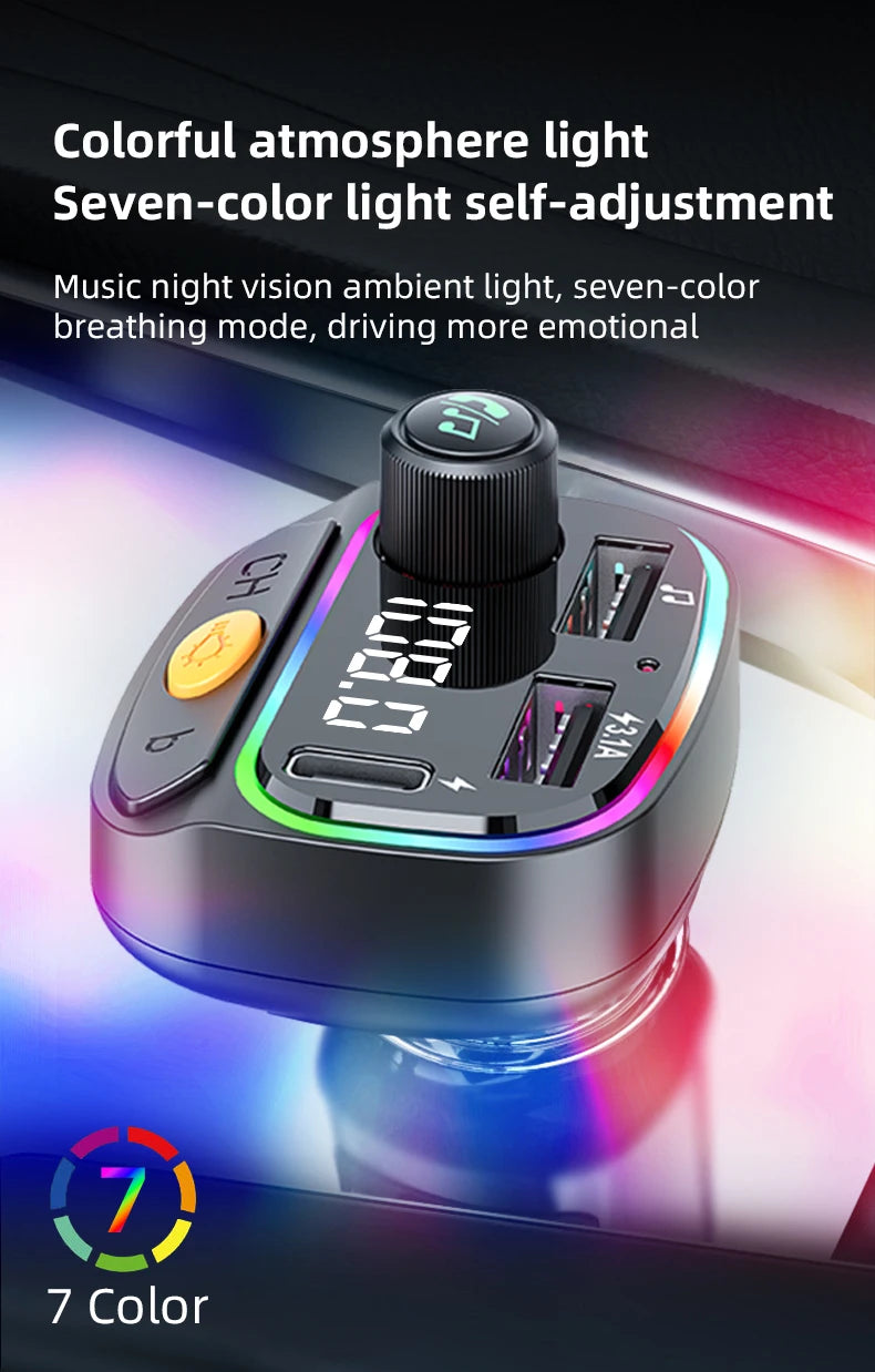 Schwarzes Auto Bluetooth FM-Sender mit digitaler Anzeige und Lichtern auf einer Oberfläche
