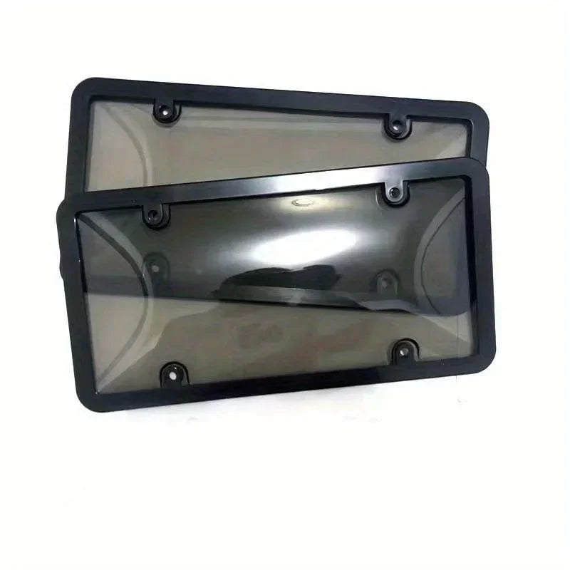 Cadre en plastique noir conçu pour protéger une plaque d'immatriculation de voiture.