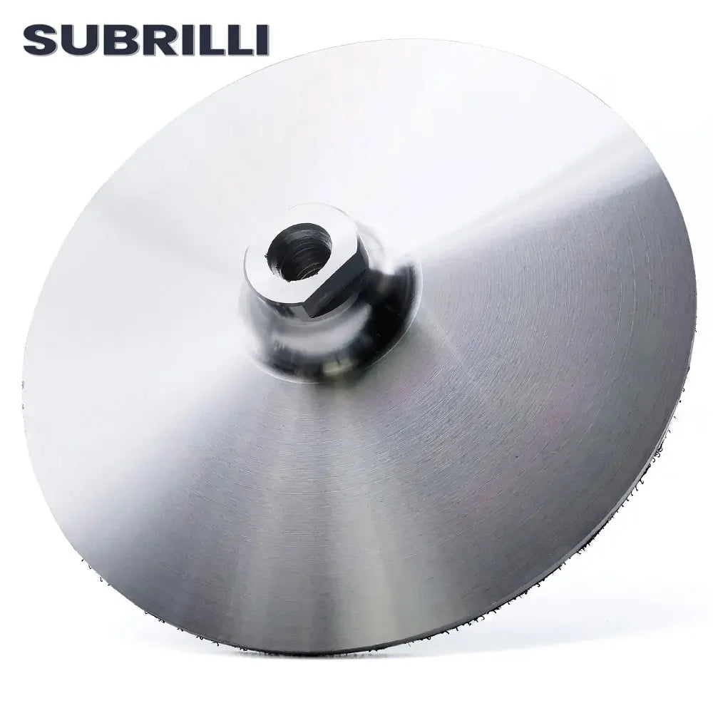 Un support rond en aluminium argenté pour outils de polissage avec un trou filetés central.